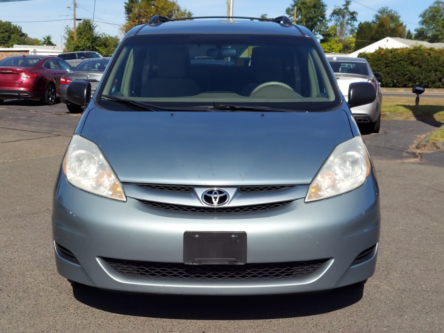 2009 Toyota Sienna LE photo 2