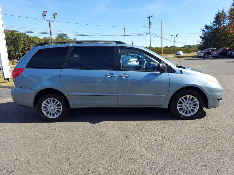 2009 Toyota Sienna LE photo 4