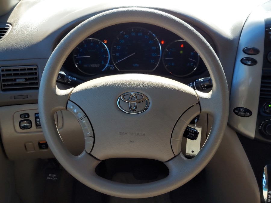 2009 Toyota Sienna LE photo 16