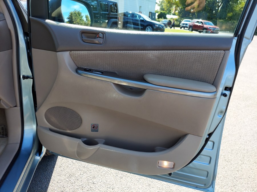 2009 Toyota Sienna LE photo 14