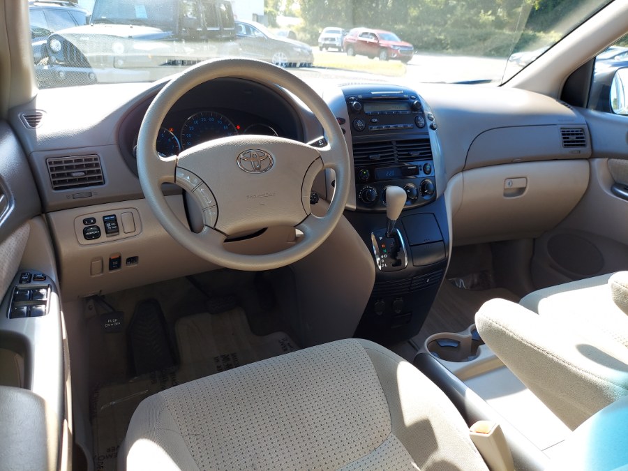 2009 Toyota Sienna LE photo 12