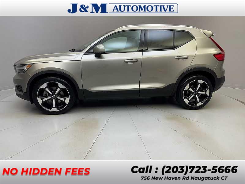 2022 Volvo XC40 Momentum photo 2