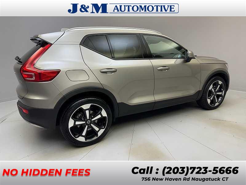 2022 Volvo XC40 Momentum photo 5