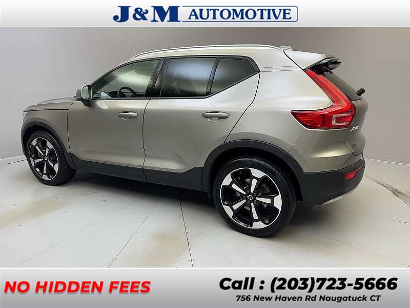 2022 Volvo XC40 Momentum photo 3