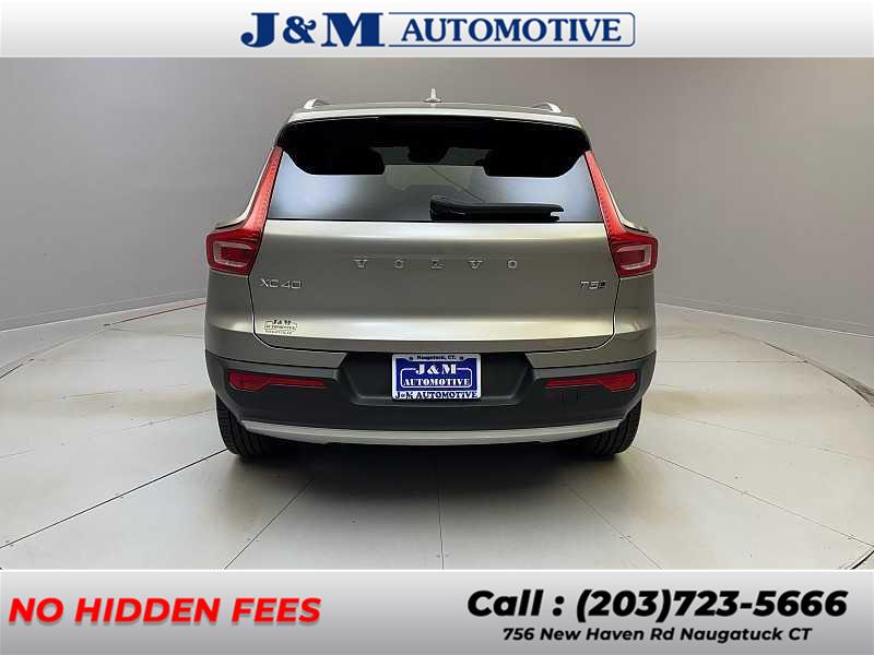 2022 Volvo XC40 Momentum photo 4