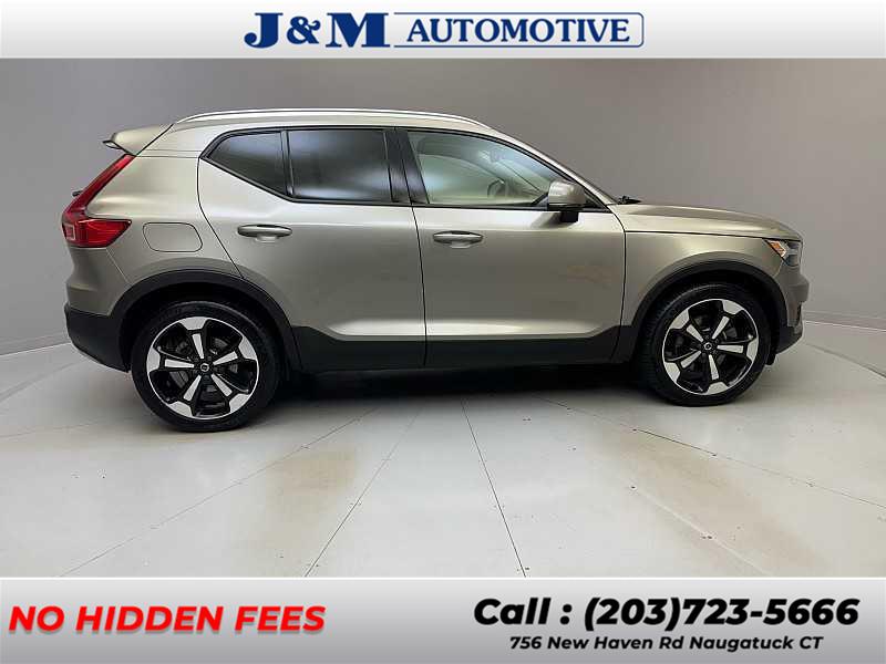 2022 Volvo XC40 Momentum photo 6