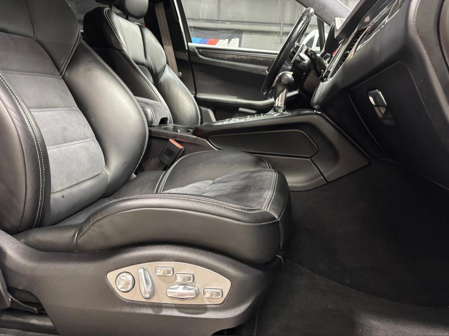 2018 Porsche Macan Turbo Performance Package photo 27