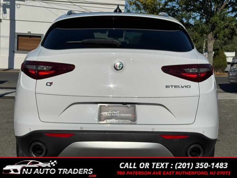 2018 Alfa Romeo Stelvio Base photo 4
