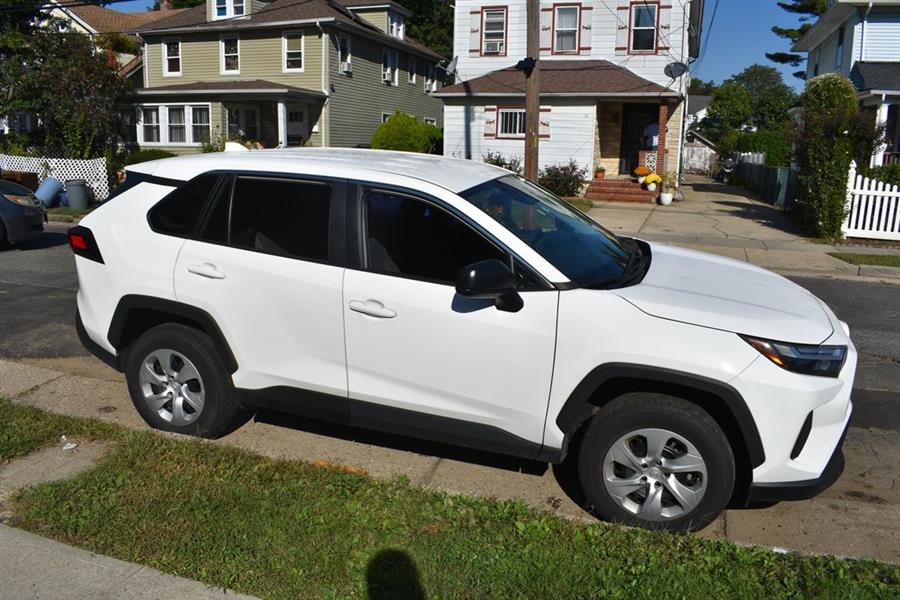 2024 Toyota RAV4 LE photo 3