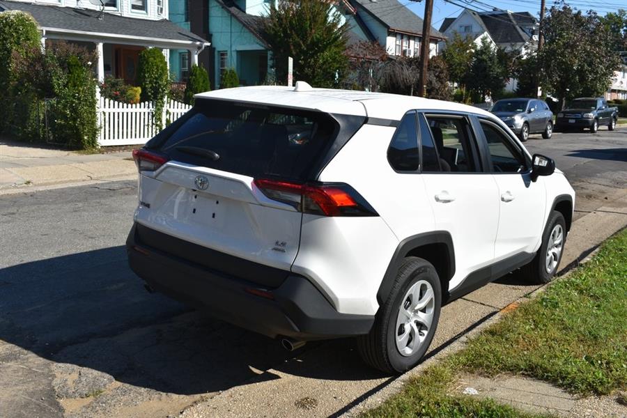 2024 Toyota RAV4 LE photo 4