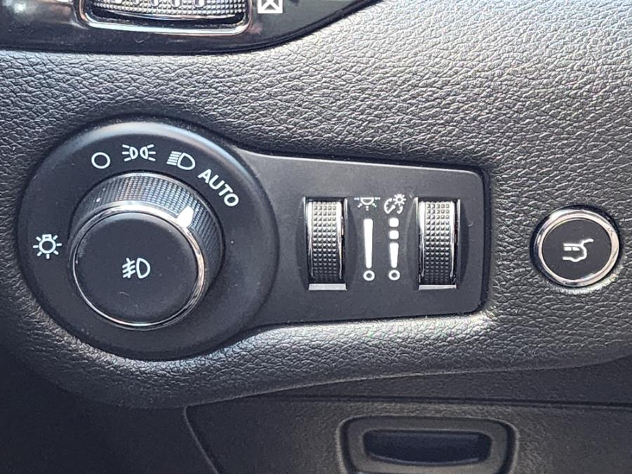 2023 Jeep Cherokee Altitude Lux 4x4, available for sale in Newark, New Jersey | Champion Auto Sales. Newark, New Jersey 2023 Jeep Cherokee Altitude Lux 4x4, available for sale in Newark, New Jersey | Champion Auto Sales. Newark, New Jersey
