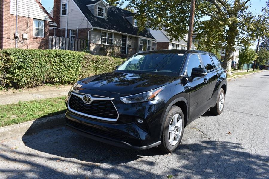2024 Toyota Highlander LE photo 3