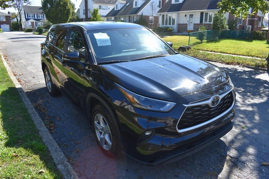 2024 Toyota Highlander LE photo 4