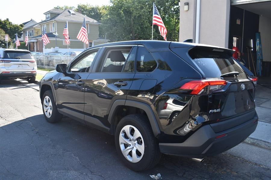 2024 Toyota RAV4 LE photo 4