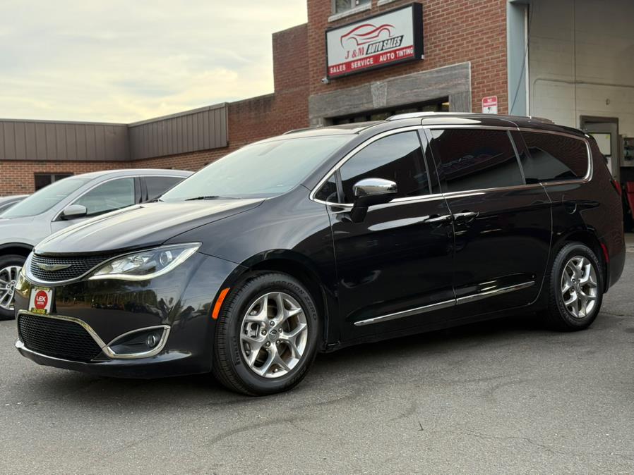 2019 Chrysler Pacifica Limited's photo