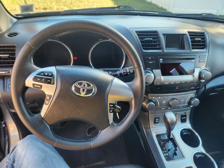 2012 Toyota Highlander 4WD 4dr V6 SE, available for sale in West Babylon, New York | SGM Auto Sales. West Babylon, New York 2012 Toyota Highlander 4WD 4dr V6 SE, available for sale in West Babylon, New York | SGM Auto Sales. West Babylon, New York