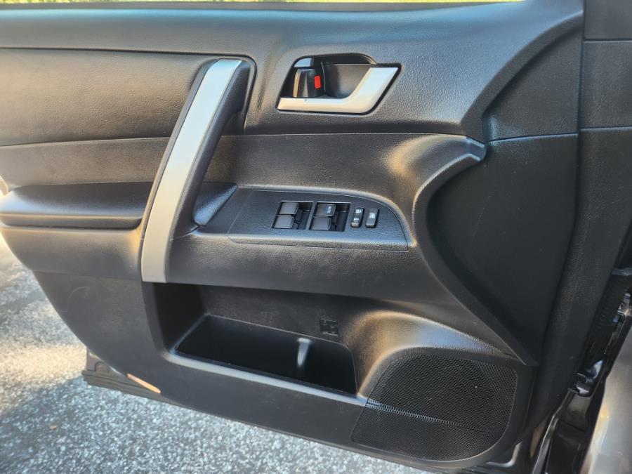 2012 Toyota Highlander 4WD 4dr V6 SE, available for sale in West Babylon, New York | SGM Auto Sales. West Babylon, New York 2012 Toyota Highlander 4WD 4dr V6 SE, available for sale in West Babylon, New York | SGM Auto Sales. West Babylon, New York