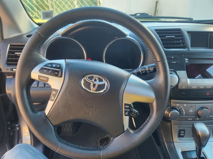 2012 Toyota Highlander 4WD 4dr V6 SE, available for sale in West Babylon, New York | SGM Auto Sales. West Babylon, New York 2012 Toyota Highlander 4WD 4dr V6 SE, available for sale in West Babylon, New York | SGM Auto Sales. West Babylon, New York