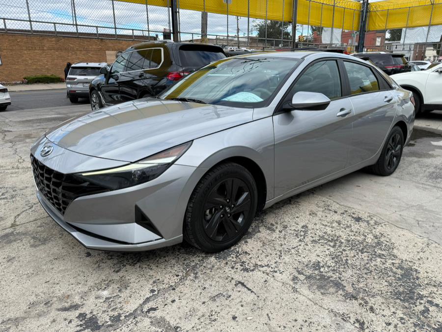 2023 Hyundai Elantra SEL photo 3