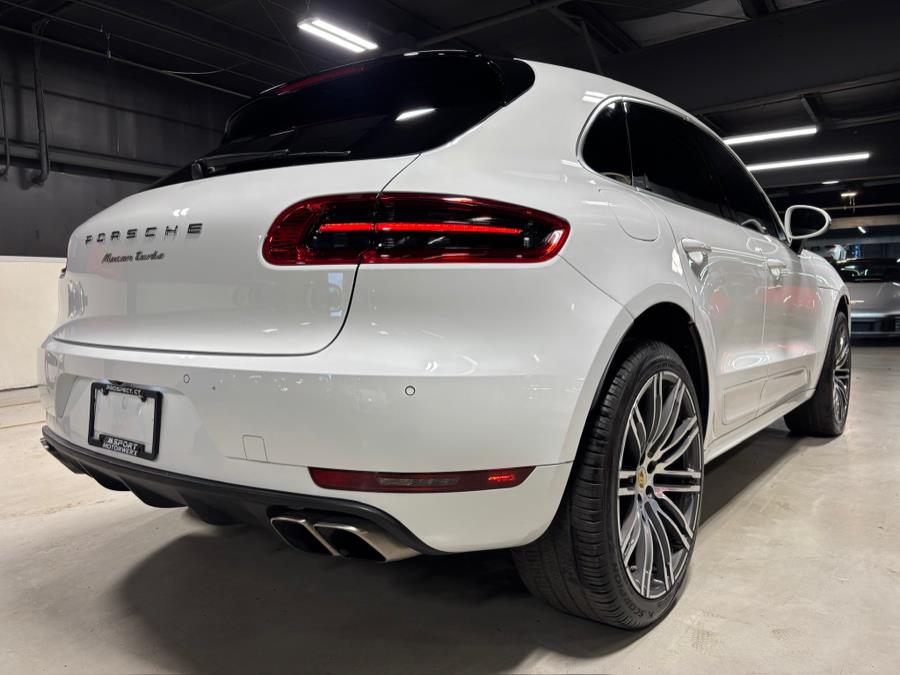 2017 Porsche Macan Turbo photo 2