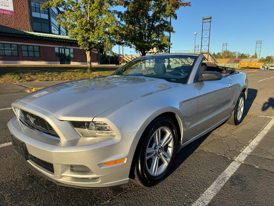 2014 Ford Mustang V6 Convertible photo 4