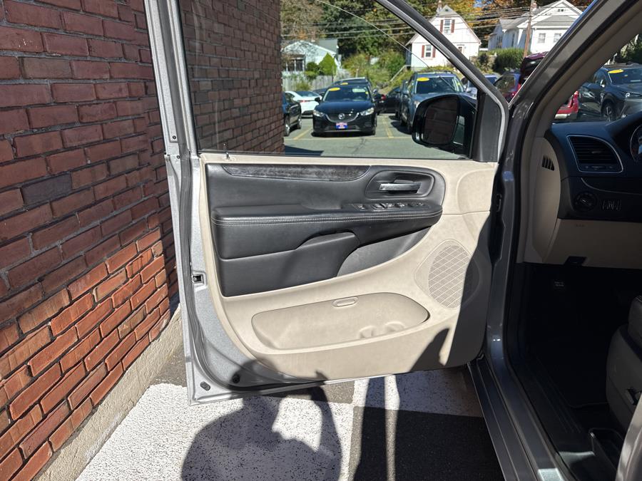 2014 Chrysler Town & Country 4dr Wgn Touring-L, available for sale in Waterbury, Connecticut | National Auto Brokers, Inc.. Waterbury, Connecticut 2014 Chrysler Town & Country 4dr Wgn Touring-L, available for sale in Waterbury, Connecticut | National Auto Brokers, Inc.. Waterbury, Connecticut