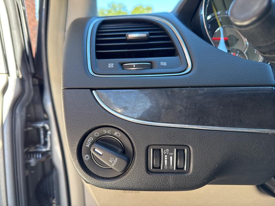 2014 Chrysler Town & Country 4dr Wgn Touring-L, available for sale in Waterbury, Connecticut | National Auto Brokers, Inc.. Waterbury, Connecticut 2014 Chrysler Town & Country 4dr Wgn Touring-L, available for sale in Waterbury, Connecticut | National Auto Brokers, Inc.. Waterbury, Connecticut