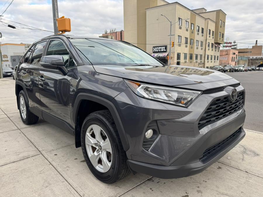 2021 Toyota RAV4 XLE photo 2