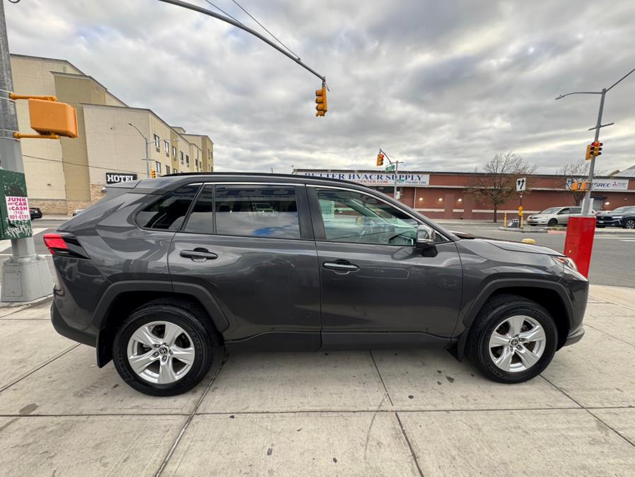2021 Toyota RAV4 XLE photo 3