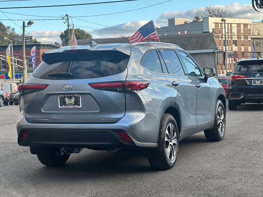 2021 Toyota Highlander XLE photo 3