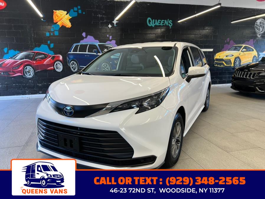 2025 Toyota Sienna LE's photo