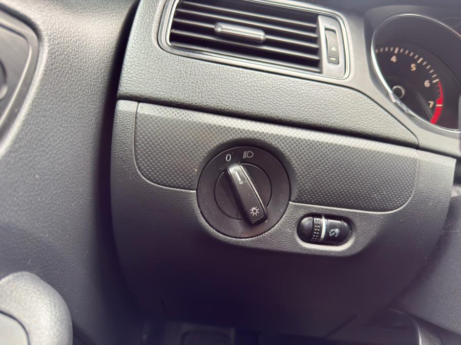 2016 Volkswagen Jetta Sedan 4dr Auto 1.4T S w/Technology, available for sale in Manchester, Connecticut | Carsonmain LLC. Manchester, Connecticut 2016 Volkswagen Jetta Sedan 4dr Auto 1.4T S w/Technology, available for sale in Manchester, Connecticut | Carsonmain LLC. Manchester, Connecticut