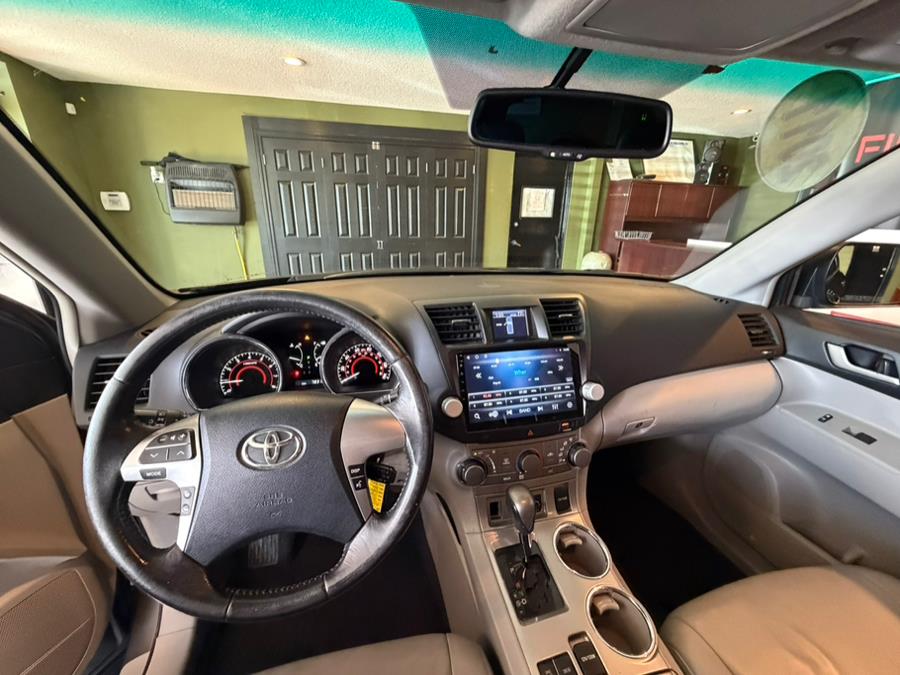 2011 Toyota Highlander 4WD 4dr V6 Base, available for sale in West Hartford, Connecticut | AutoMax. West Hartford, Connecticut 2011 Toyota Highlander 4WD 4dr V6 Base, available for sale in West Hartford, Connecticut | AutoMax. West Hartford, Connecticut