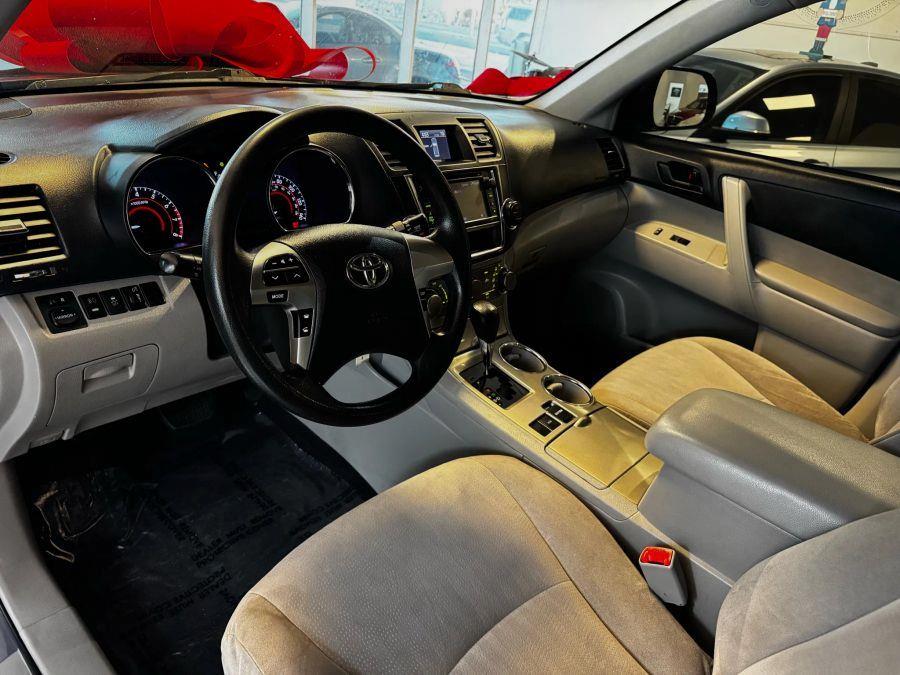2013 Toyota Highlander SE Sport Utility 4D, available for sale in Santa Ana, California | K&T Motor LLC. Santa Ana, California 2013 Toyota Highlander SE Sport Utility 4D, available for sale in Santa Ana, California | K&T Motor LLC. Santa Ana, California