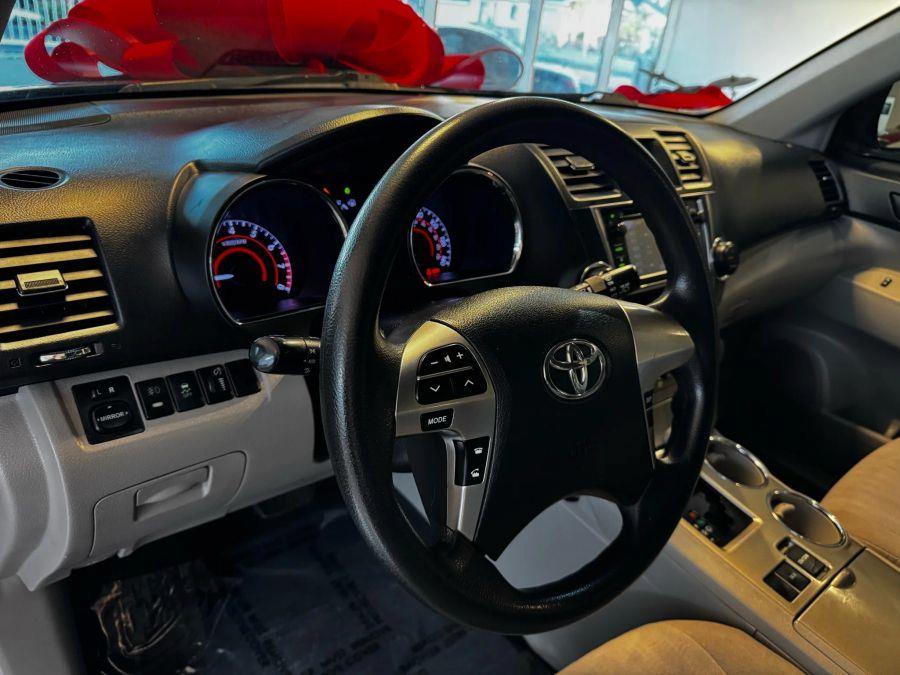 2013 Toyota Highlander SE Sport Utility 4D, available for sale in Santa Ana, California | K&T Motor LLC. Santa Ana, California 2013 Toyota Highlander SE Sport Utility 4D, available for sale in Santa Ana, California | K&T Motor LLC. Santa Ana, California