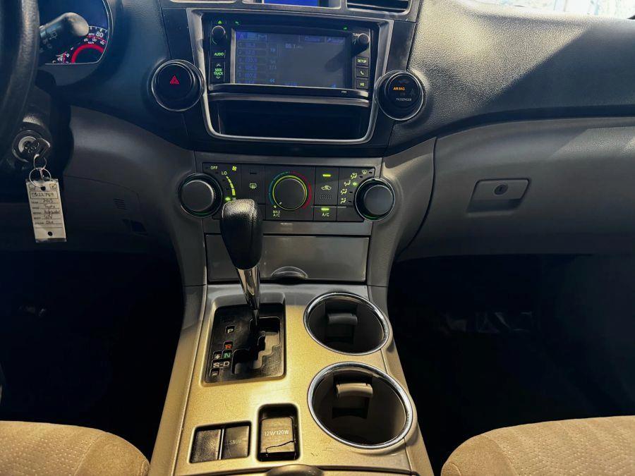 2013 Toyota Highlander SE Sport Utility 4D, available for sale in Santa Ana, California | K&T Motor LLC. Santa Ana, California 2013 Toyota Highlander SE Sport Utility 4D, available for sale in Santa Ana, California | K&T Motor LLC. Santa Ana, California
