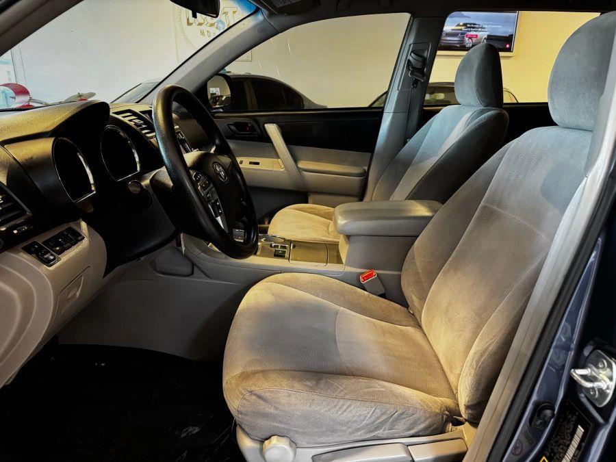 2013 Toyota Highlander SE Sport Utility 4D, available for sale in Santa Ana, California | K&T Motor LLC. Santa Ana, California 2013 Toyota Highlander SE Sport Utility 4D, available for sale in Santa Ana, California | K&T Motor LLC. Santa Ana, California