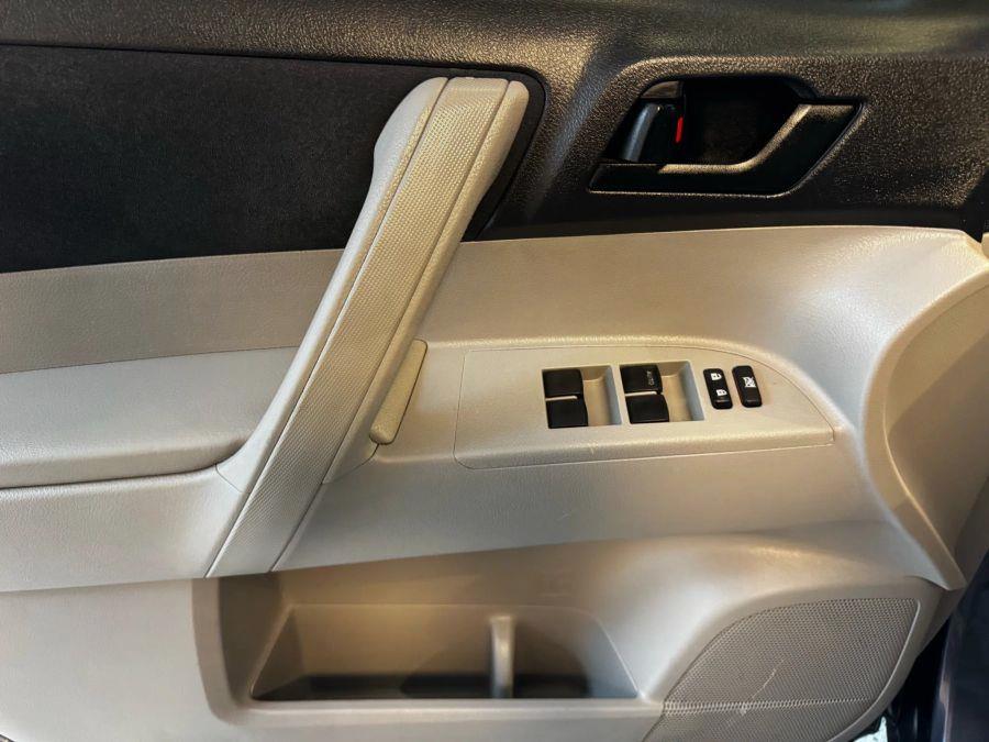2013 Toyota Highlander SE Sport Utility 4D, available for sale in Santa Ana, California | K&T Motor LLC. Santa Ana, California 2013 Toyota Highlander SE Sport Utility 4D, available for sale in Santa Ana, California | K&T Motor LLC. Santa Ana, California