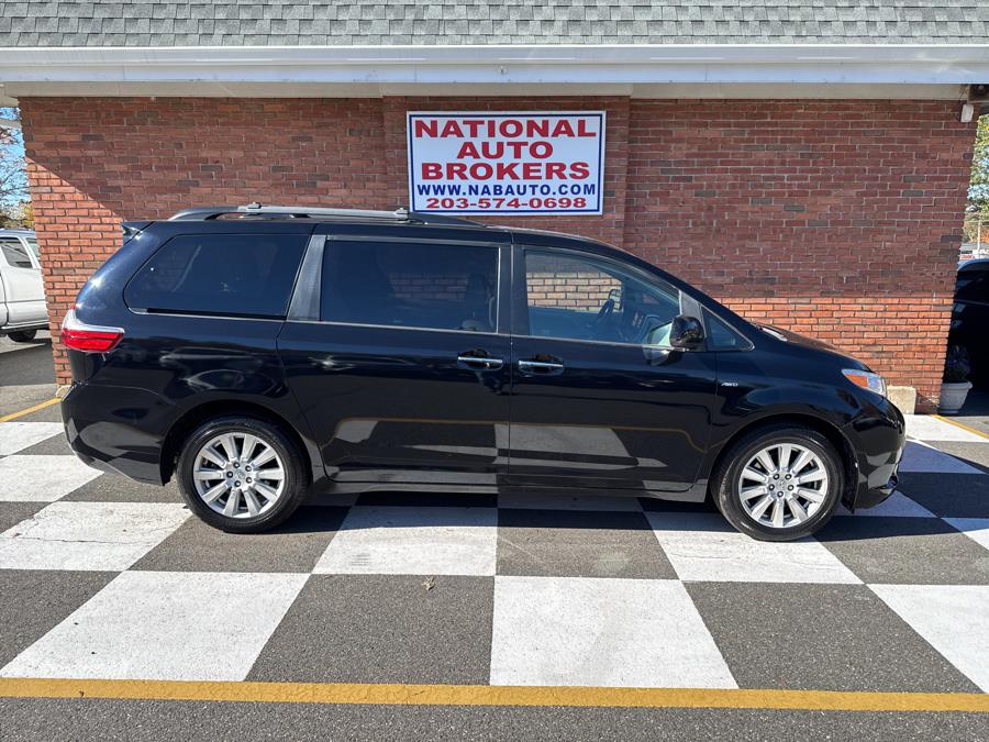 2017 Toyota Sienna XLE Premium photo 2