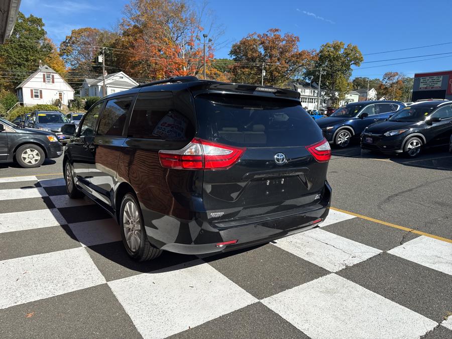 2017 Toyota Sienna XLE Premium photo 4