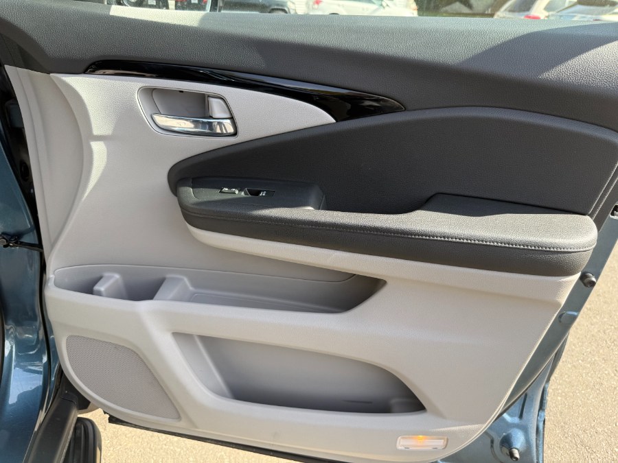 2017 Honda Pilot Touring AWD, available for sale in Bristol, Connecticut | Bristol Auto Center LLC. Bristol, Connecticut 2017 Honda Pilot Touring AWD, available for sale in Bristol, Connecticut | Bristol Auto Center LLC. Bristol, Connecticut