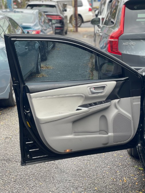 2016 Toyota Camry 4dr Sdn V6 Auto XLE (Natl), available for sale in BROOKLYN, New York | Deals on Wheels International Auto. BROOKLYN, New York 2016 Toyota Camry 4dr Sdn V6 Auto XLE (Natl), available for sale in BROOKLYN, New York | Deals on Wheels International Auto. BROOKLYN, New York