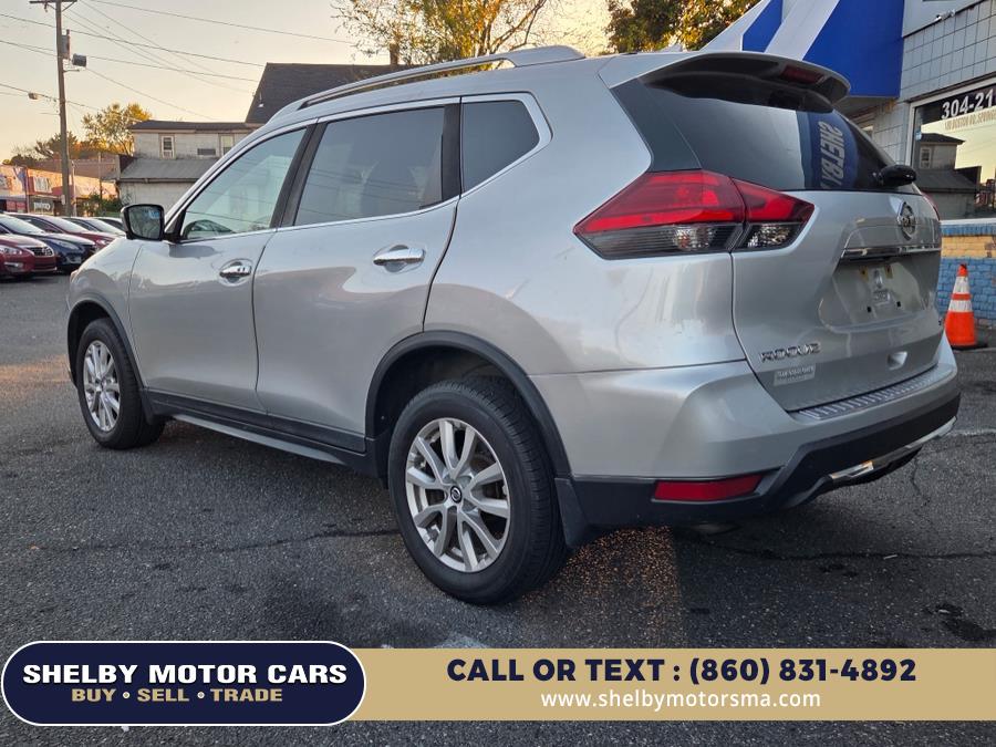 2017 Nissan Rogue SV photo 4