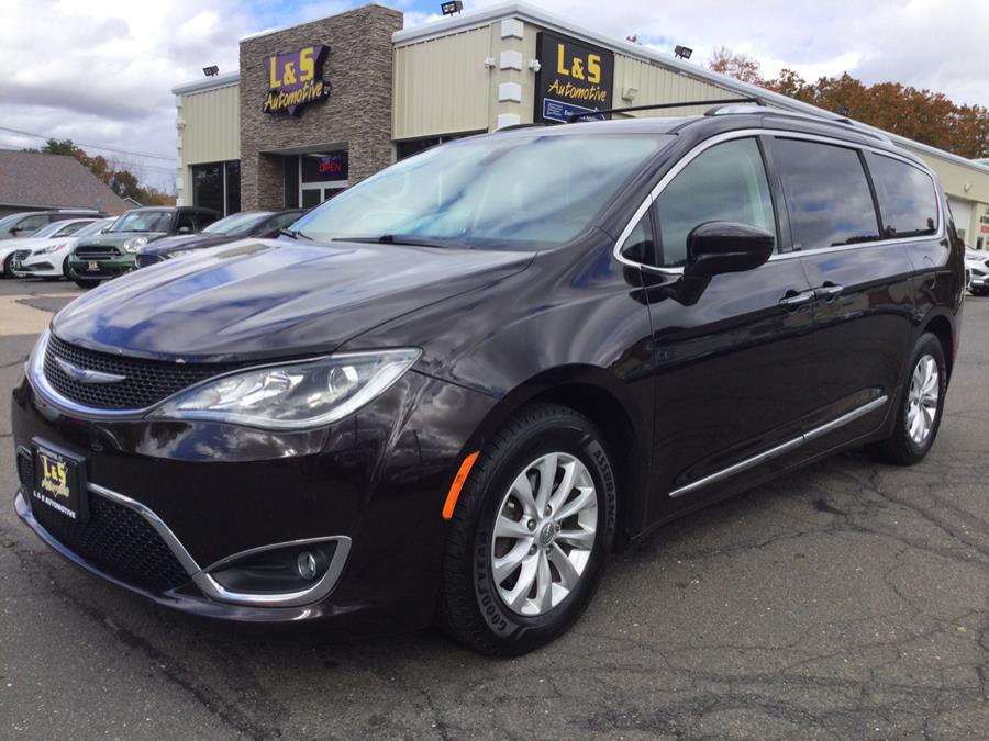 Used 2019 Chrysler Pacifica in Plantsville, Connecticut | L&S Automotive LLC. Plantsville, Connecticut