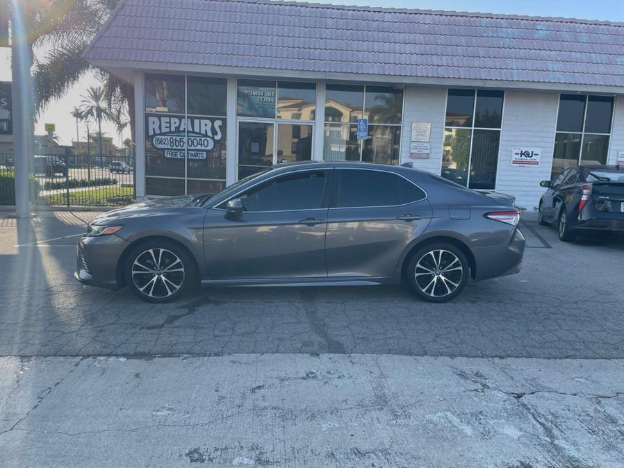 2019 Toyota Camry SE photo 2