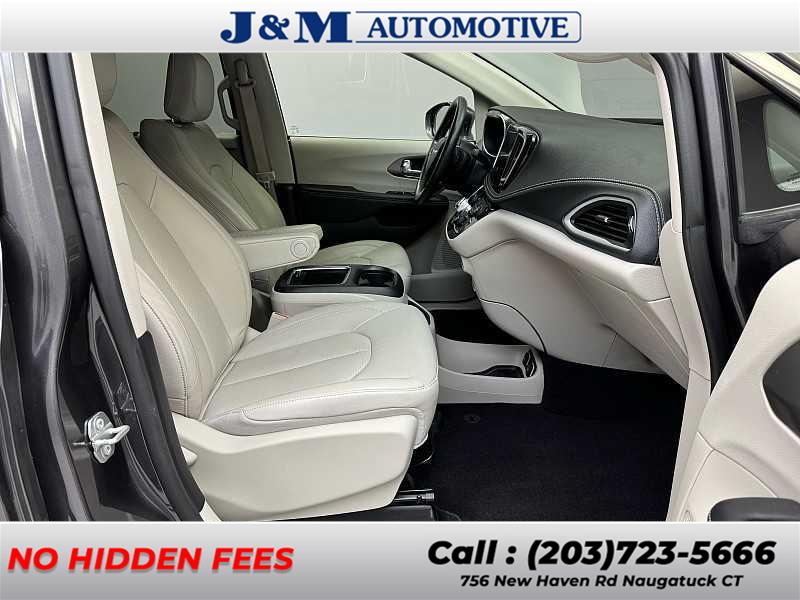 2021 Chrysler Pacifica Touring L, available for sale in Naugatuck, Connecticut | J&M Automotive Sls&Svc LLC. Naugatuck, Connecticut 2021 Chrysler Pacifica Touring L, available for sale in Naugatuck, Connecticut | J&M Automotive Sls&Svc LLC. Naugatuck, Connecticut