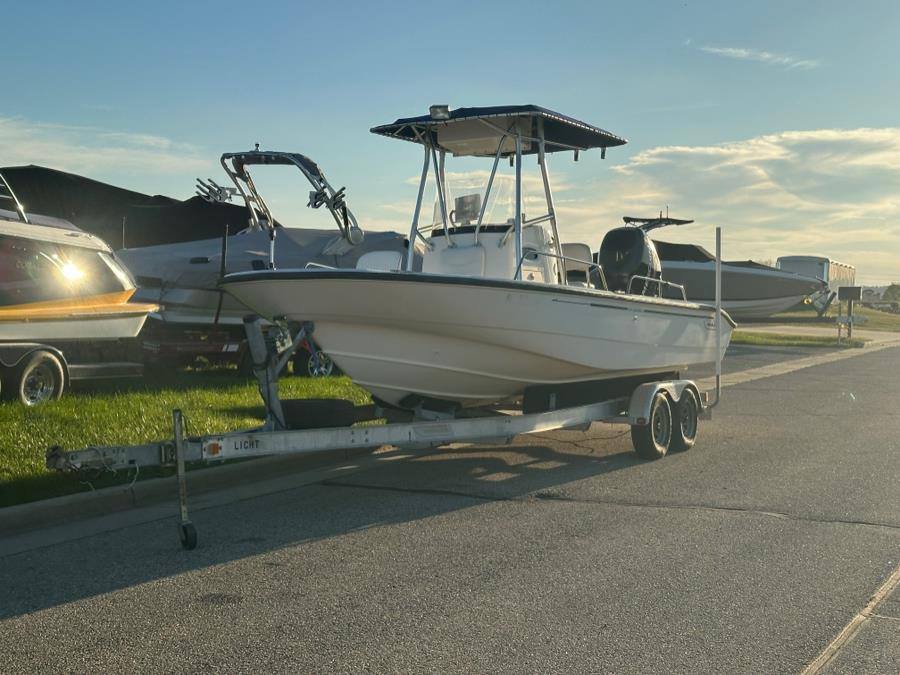 Used 2005 Boston Whaler 220 Dauntless in Darien, Wisconsin | Geneva Motor Cars. Darien, Wisconsin