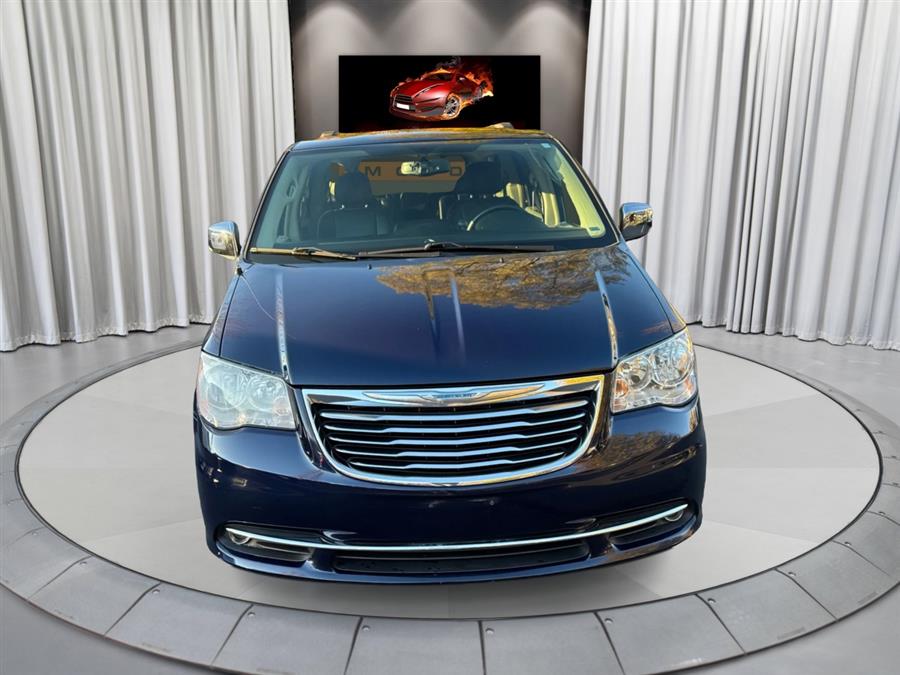 2016 Chrysler Town & Country photo 2