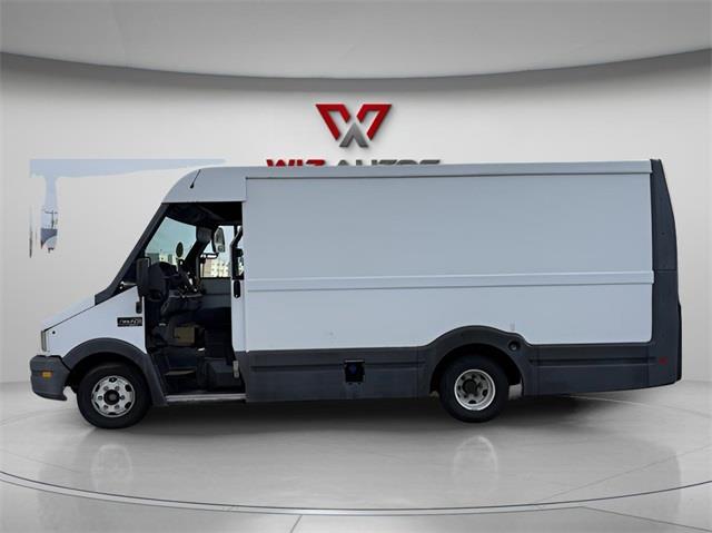 2012 Isuzu Npr Parcel delivery, available for sale in Stratford, Connecticut | Wiz Leasing Inc. Stratford, Connecticut 2012 Isuzu Npr Parcel delivery, available for sale in Stratford, Connecticut | Wiz Leasing Inc. Stratford, Connecticut