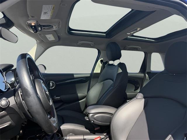 2019 Mini Cooper s Signature, available for sale in Stratford, Connecticut | Wiz Leasing Inc. Stratford, Connecticut 2019 Mini Cooper s Signature, available for sale in Stratford, Connecticut | Wiz Leasing Inc. Stratford, Connecticut